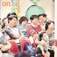 廣華醫院急症室內不少家長帶小朋友往睇症。