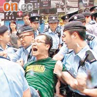 支聯會副主席蔡耀昌被警方強行抬走。