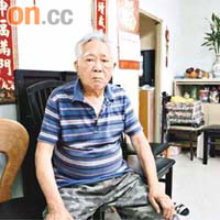 陳父講述女兒十分孝順。