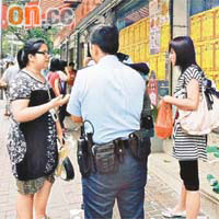 警員向兩母女了解事件。