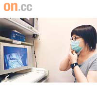 楊峰現時於瑪麗醫院隔離病房留醫，夫婦只能以視像電話交談。