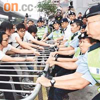 示威者在中聯辦門外試圖搶去警方的鐵馬，雙方對峙了兩個多小時始散去。