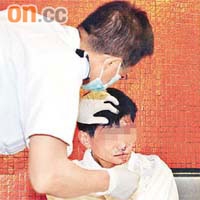 救護員為裸跑男子檢查頭部傷勢。