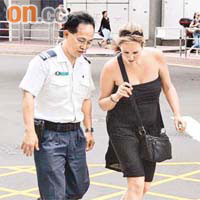 中環巨鼠咬傷女遊客，嚴重損害香港形象。