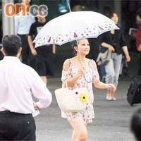 本港昨日雨勢持續，市民外出時要撐着傘擋風雨。