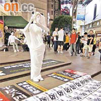 一名青年昨晚在時代廣場露天廣場全身塗上白色扮演「民主女神像」。