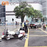警員的電單車被私家車撞翻損毀。