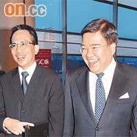 肥胡（右）當選總商會主席後，同李澤鉅言談甚歡。