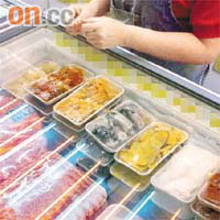 坊間有店舖出售沒有張貼食物標籤的冷凍海產（上排）。