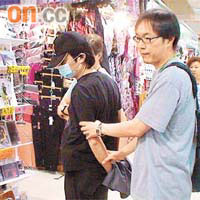大埔<br>執法人員拘捕疑犯及檢走大批疑翻版光碟。
