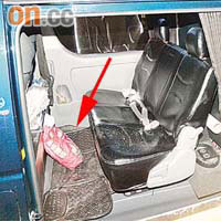 警員打破車窗救人，車內遺下一袋炭（箭嘴示）。