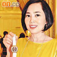 楊諾思睇中百達翡麗首隻女裝計時秒錶「7071R」。