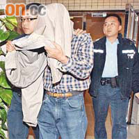 被告李國慶（中）非法種大麻草當日被捕。	資料圖片