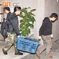 探員當日將大批證物帶署調查。