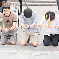有中大學生昨手持鮮花香燭向「民主之路」跪拜。