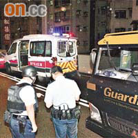 警車被解款車推前撞向的士。