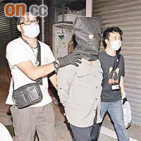 土瓜灣<br>被捕疑犯由警方押走調查。