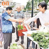 瑞華居民協會把好心人捐贈的食物整理後再派發予長者。