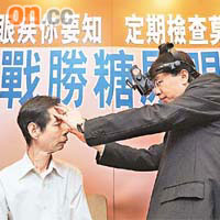 張子安醫生（右）稱，糖尿眼初期沒病徵，病人發現視力衰退時病情已屆末期。