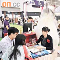 夏日婚紗、婚宴及結婚服務博覽吸引不少準新人到場「格價」，籌備理想婚禮。
