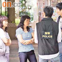 兩名險被擊中的婦人在場助查。