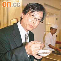 佐藤重和曾經喺官邸大搞和牛宴。	資料圖片