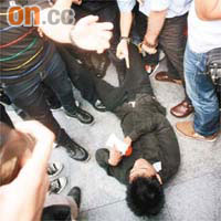 官員落區場面混亂，有示威者失足跌倒。
