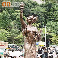 民主女神像豎立在中大，有校友正籌劃募捐行動，將其製成銅像。
