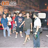 七人車上其中一名男子（右二）涉打鬥被捕。