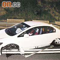 肇事私家車左前轆飛脫，車身損毀嚴重。