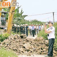 茶山鎮政府聯合公安、城管強行破壞養殖戶的道路。