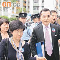 黃仁龍到學校推銷政改方案，卻在校門外被示威者狙擊。