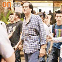 「高佬發」（中）由多名男子陪同抵達靈堂。