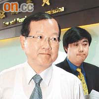 台北捷運公司總經理蔡輝昇（前）昨否認《壹週刊》指控，並對該周刊提出刑事加重誹謗起訴。	（本報台北圖片）