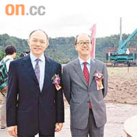科大霍英東研究院大樓動工，霍震寰（左）同科大校長陳繁昌（右）參觀工程地盤。