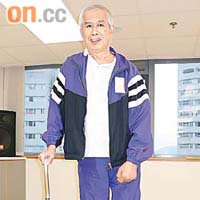 中風的李先生接受針灸等中西醫療法後可用拐杖自行走路。