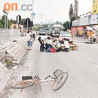 今年五月，一名老翁在屯門藍地踩單車與的士相撞，單車橫臥地面。(資料圖片)