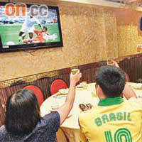 不少食肆都會直播世界盃賽事，讓食客邊食邊睇波。