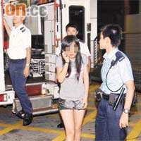 尋死獲救少女送院時，仍用手機與他人通話。