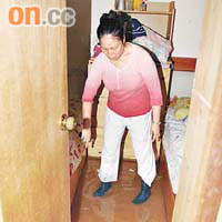 村民清理積水狼狽不堪。