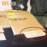 毒品包裝成磚狀與沙磚（紅圈示）相似，再混入真磚中偷運來港。