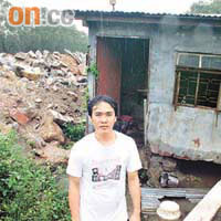 郭錦榮說村屋遭堆填泥頭廢料逼至傾斜。