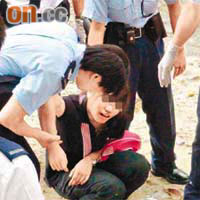 女事主步履不穩，要救援人員攙扶。