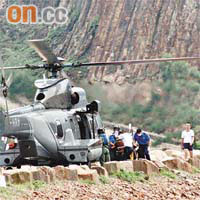 飛行服務隊直升機接載一度昏迷的學員送院。