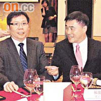 郝龍斌（右）同香港旅遊業議會主席胡兆英（左）食晏時密斟。