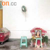 女死者親友昨到火葬場向女死者的遺體獻花（箭嘴示）致哀。