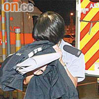 女警由救護車送院檢驗。
