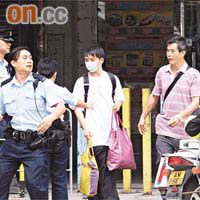 男童（右二）由親友陪同往警署助查。