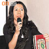 陳文娟表示，工藝品可助四川地震受災婦女自力更生。