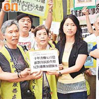 街坊工友服務處抗議港鐵加價，斥港鐵向市民「掠水」。